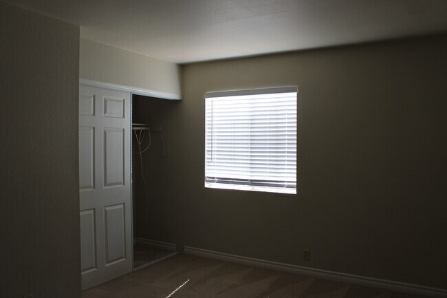 Building Photo - CUTE CONDO 1 BEDROOM, 1 BATHROOM, NEAR STR...