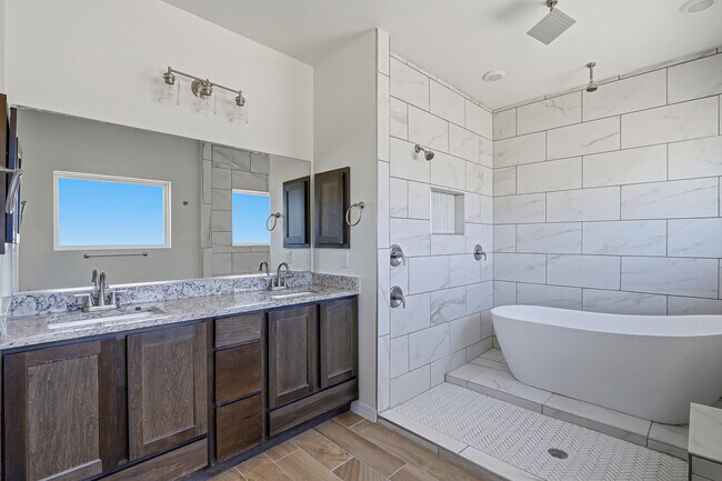 Building Photo - 905 Louisiana Downs Ave