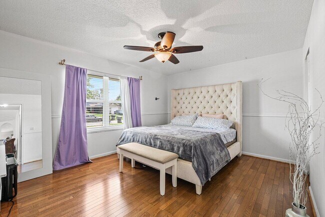 Building Photo - 7600 Cocoanut Dr