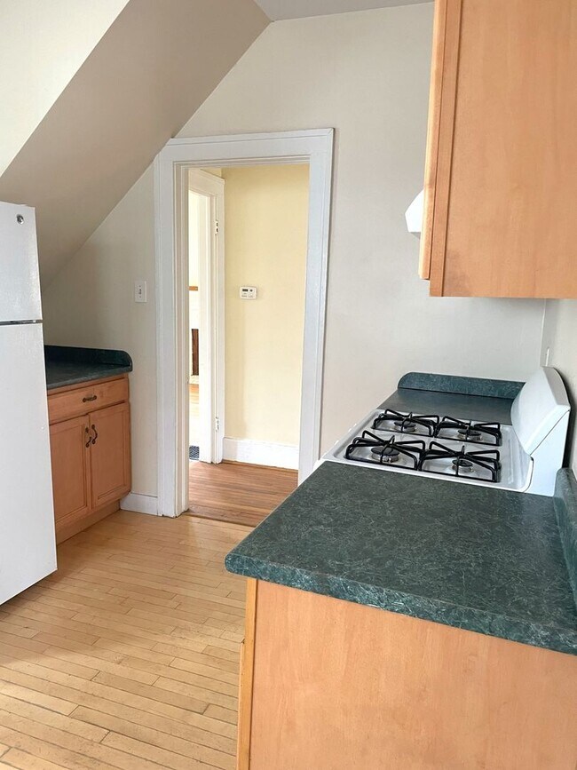 Building Photo - 903 Dewey Ave