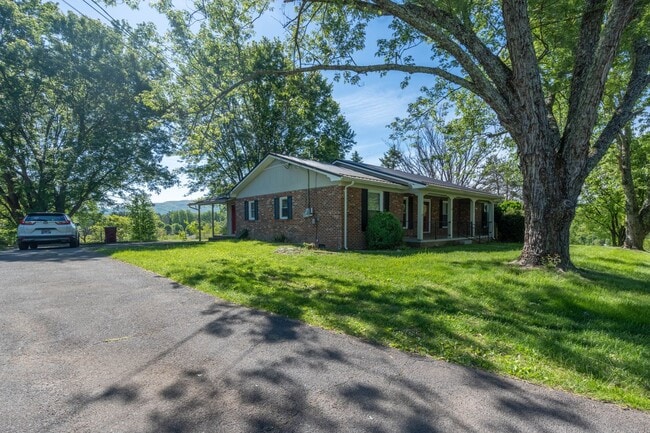 Building Photo - 4 bed and 2 bath house in Johnson City