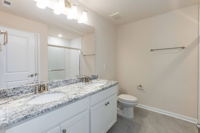 Building Photo - Three Bedroom End Unit Home!