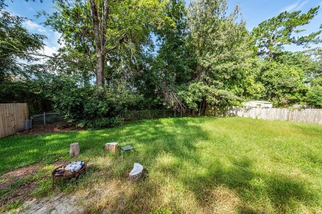 Building Photo - 4 Bedroom, 2.5 Bathroom Home in Tall Pines...