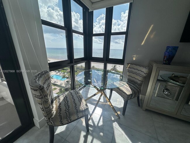 Building Photo - 2555 Collins Ave