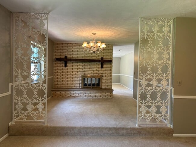 Building Photo - 2500 sq. ft. 4 Bedroom Ranch Home w/Large ...