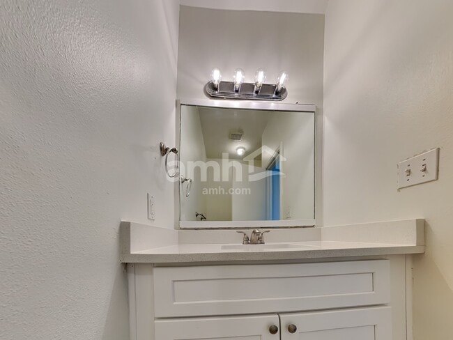 Building Photo - 9116 Dolphin Cir