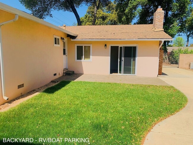 Building Photo - 3 bedroom home w/ large shop & office space!