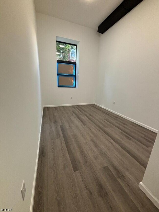 Building Photo - 24 Elm St