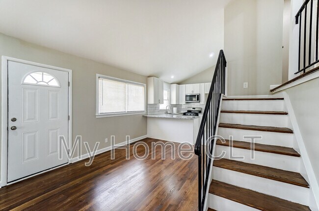 Building Photo - 717 Forest Dr