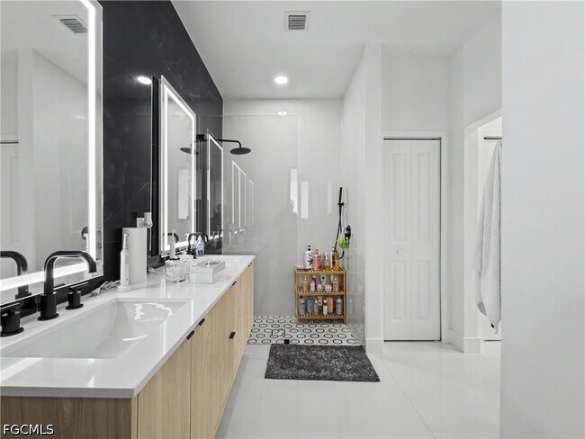 Building Photo - 402 Thompson Ave
