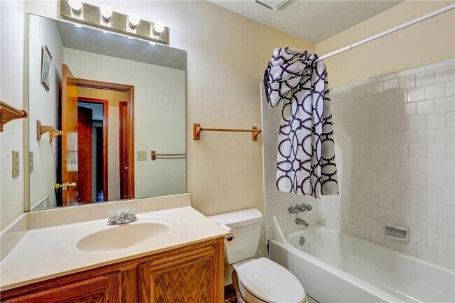 Building Photo - 1262 Bailing Dr