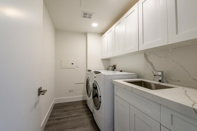 Building Photo - 7137 E Rancho Vista Dr