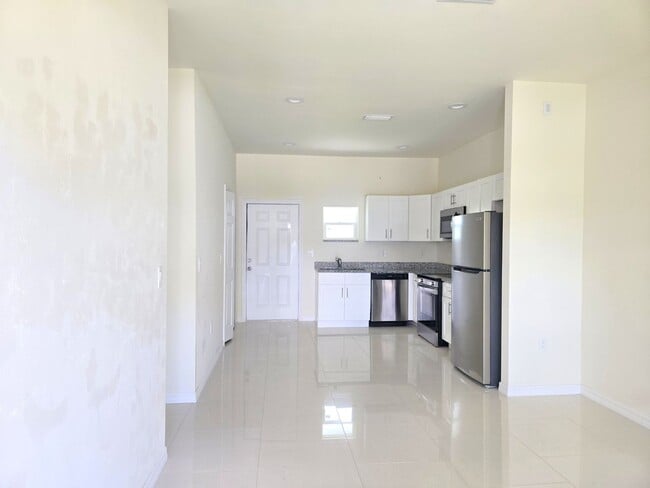 Building Photo - Cozy Two Bedroom, one bath house-Newer Con...