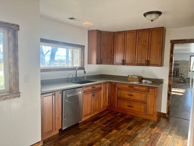 Building Photo - Charming 3 Bedroom 2 Bathroom Country Home...