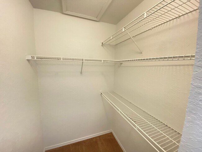 Building Photo - Second Floor Apartment with Balcony View! ...