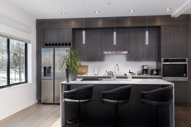 Building Photo - Fully Furnished - 2 bedroom / 2.5 unit in Victor with Garag