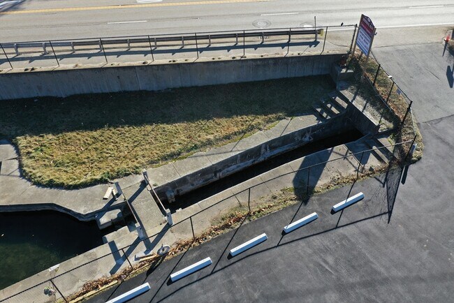 Building Photo - 825 Scenic Hwy