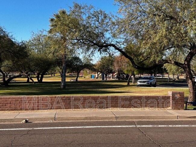Building Photo - 700 E Mesquite Cir