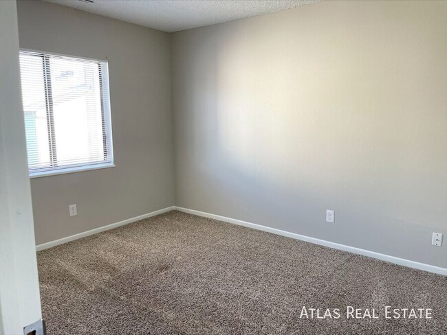 Building Photo - Huge, Open Floorplan with Washer / Dryer I...