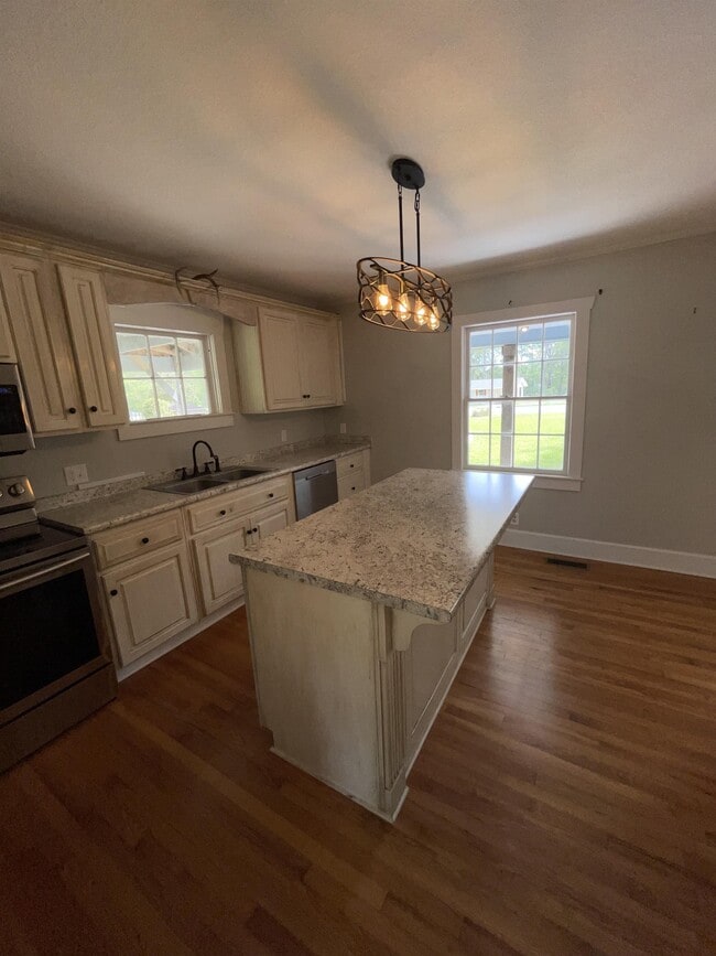 Building Photo - 310 Victory Dr