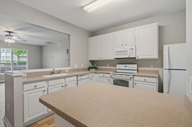 Building Photo - 3-Bed Townhouse in Leesville District