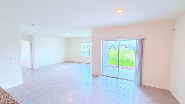 Building Photo - Charming Deltona 4/2 Ready for Move-in!