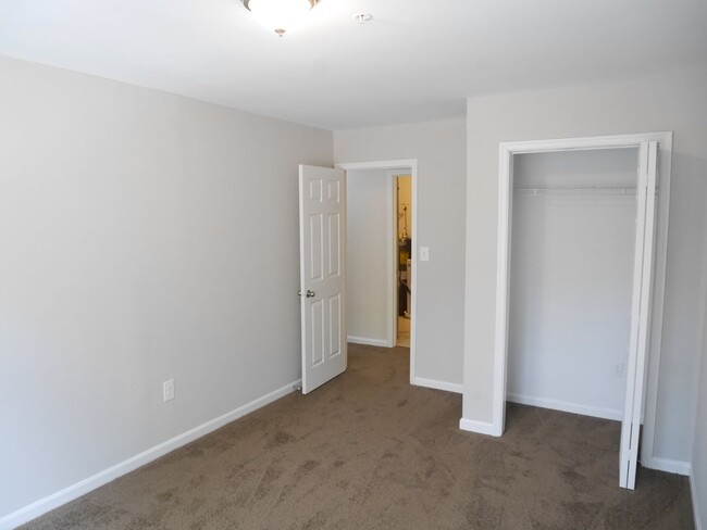 Building Photo - Move in Ready Townhouse!
