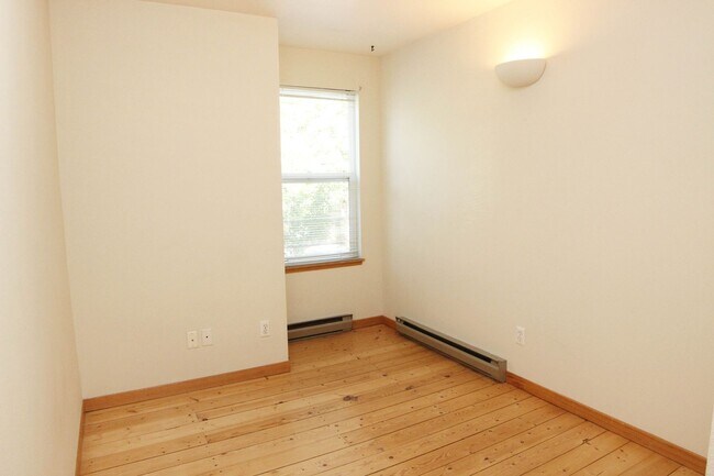 Building Photo - 209 W Mulberry St