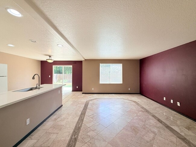 Building Photo - Beautiful 3 Bedroom Beaverton Home with New Carpet and Large Fenced in Backyard!