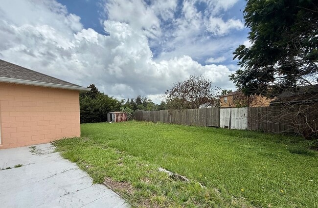 Building Photo - 220 Canterbury Ct