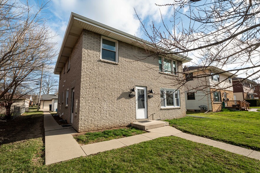 Building Photo - 3316 E Bottsford Ave