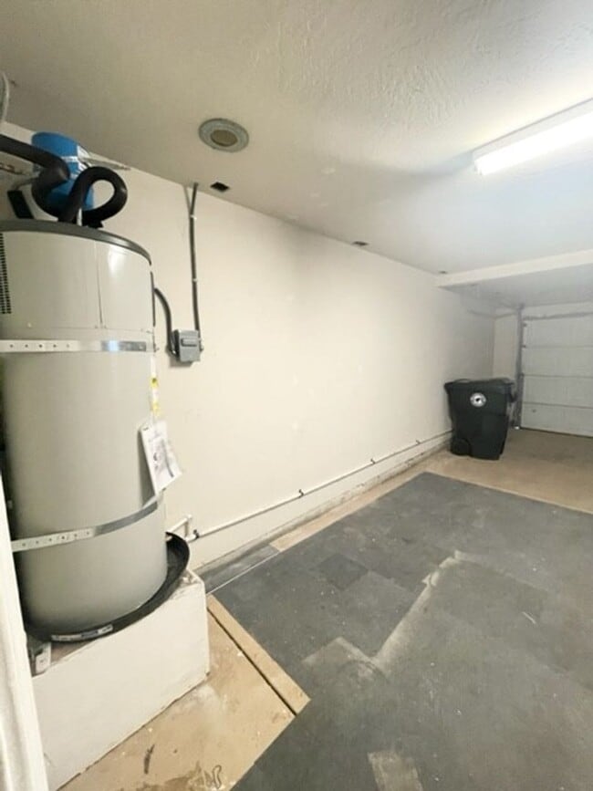 Building Photo - 3 bedroom, 3 bathroom home in the heart of Elk Grove