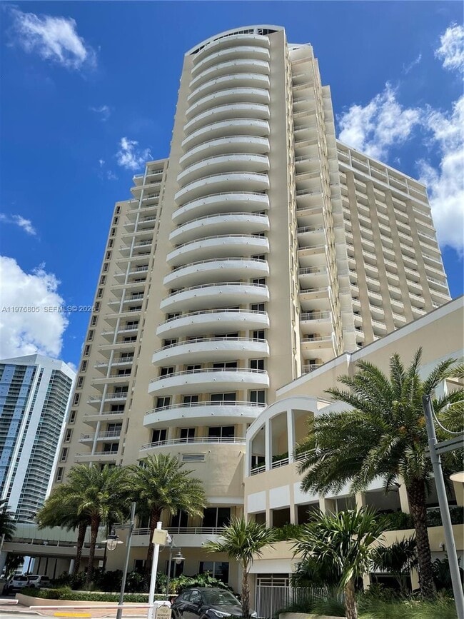 Building Photo - 888 Brickell Key Dr