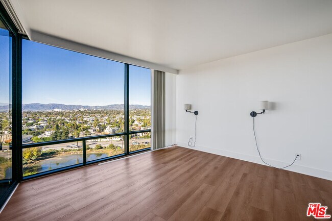 Building Photo - 4265 Marina City Dr