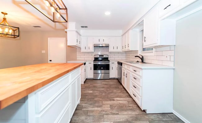 Building Photo - Bright, updated home!