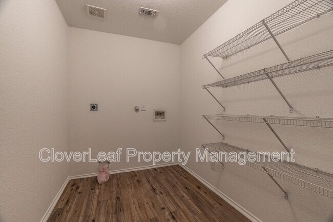 Building Photo - 446 S Water Ln