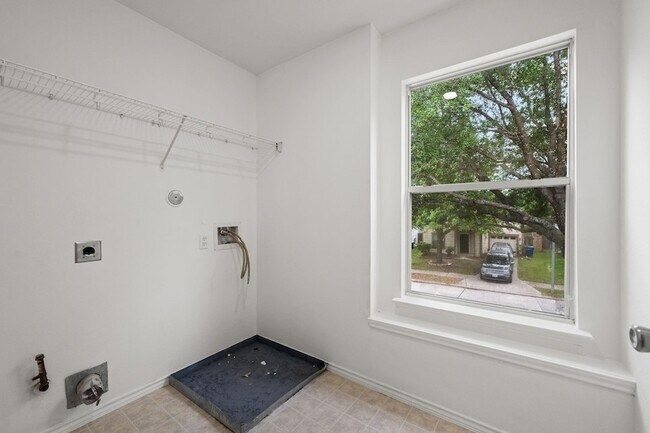 Building Photo - 29627 Evergreen Hills Dr