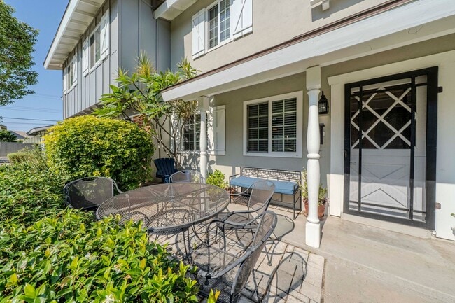 Building Photo - Bright & Airy 2-Bedroom End Unit Townhome