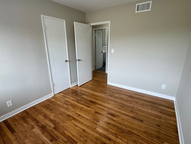 Building Photo - Stunning 3-Bedroom