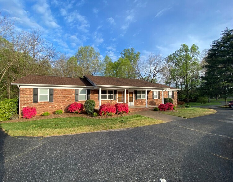 Front - 4210 N Center St
