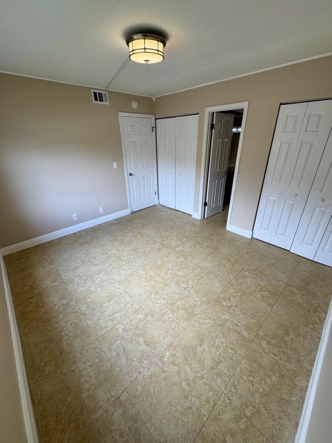 Building Photo - 10008 Twin Lakes Dr