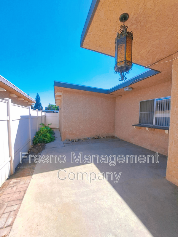 Building Photo - 543 W Alamos Ave
