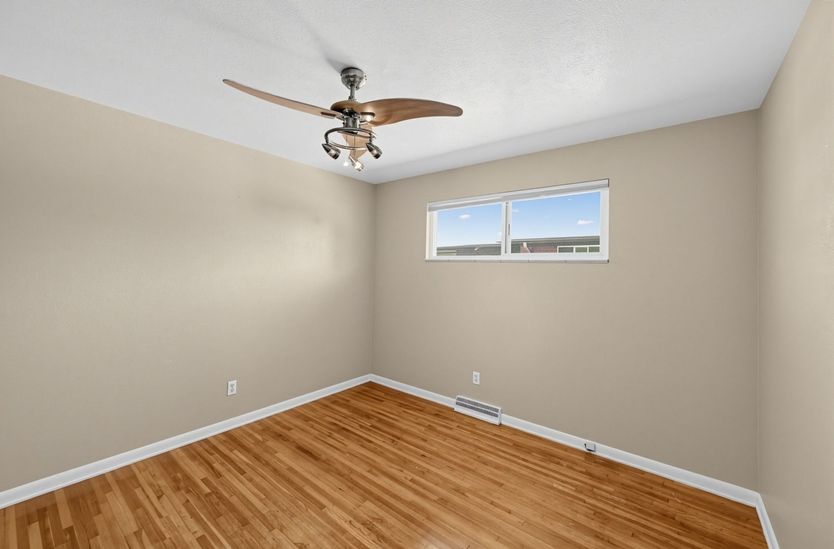 Building Photo - 1055 S Dale Ct