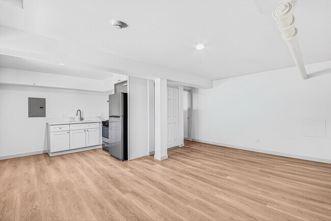 Building Photo - 1121 Daisy Ave