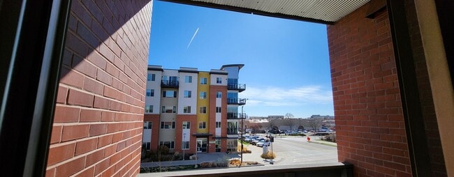 Building Photo - Modern 2 Bed/2 Bath Condo in Vibrant Fort ...