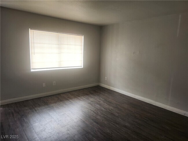 Building Photo - 3437 E Cheyenne Ave