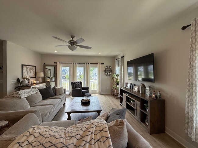 Building Photo - Gorgeous Potomac Shores End Unit Townhome
