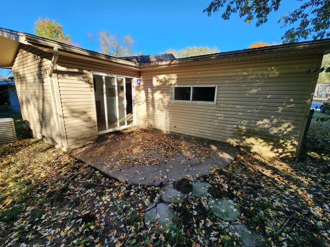Building Photo - Spacious 3-Bedroom, 1-Bathroom Home AVAILABLE NOW!!