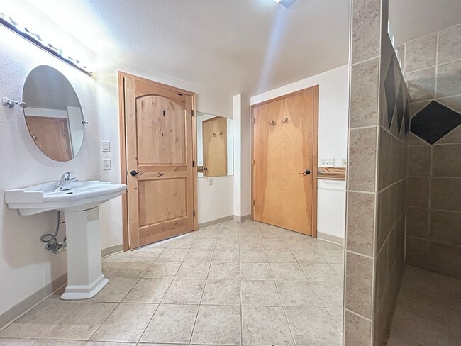 Building Photo - 1 bed 1 bath Duplex in South Hamilton with Large Shop