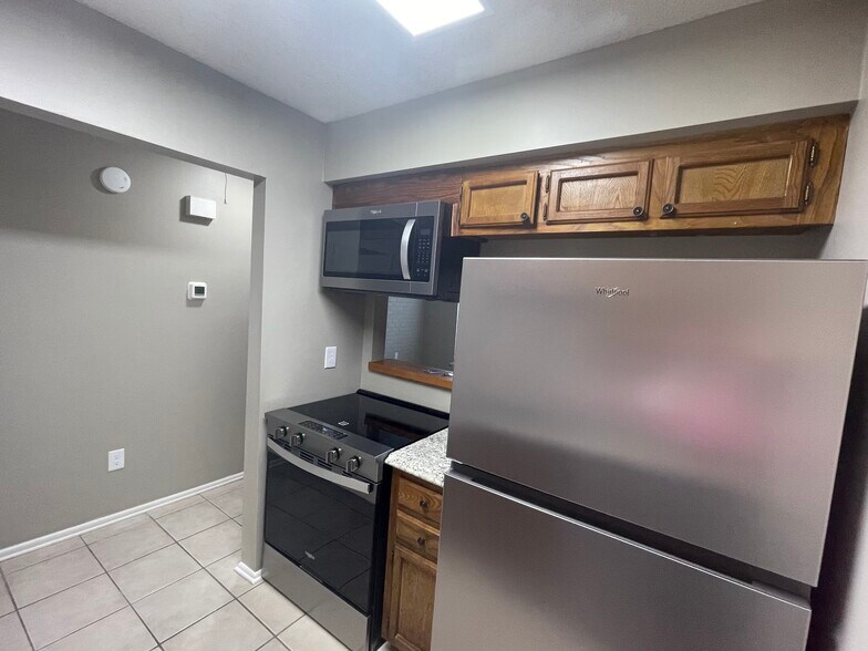 Kitchen - 402 Lee Dr